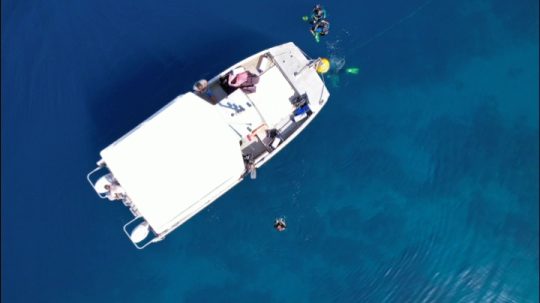 Bateau de plongée passe en S