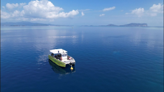 Bateau de plongée passe en S