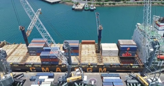 Déchargement cargo - port Longoni