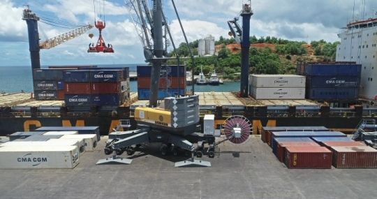 Port de Longoni - Conteneurs et chargement cargo