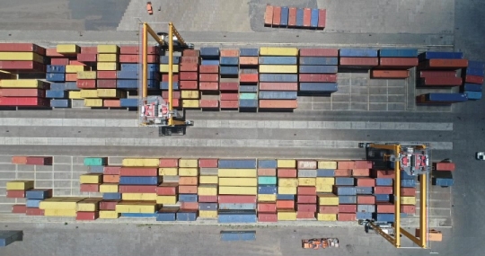 Port de Longoni - Conteneurs et chargement cargo