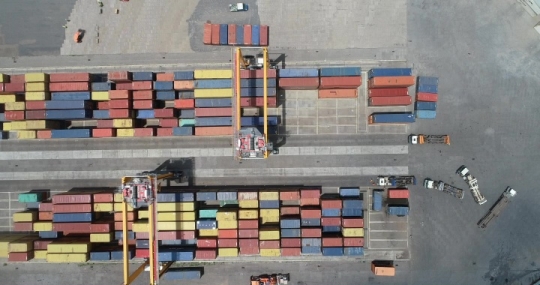 Port de Longoni - Conteneurs et chargement cargo