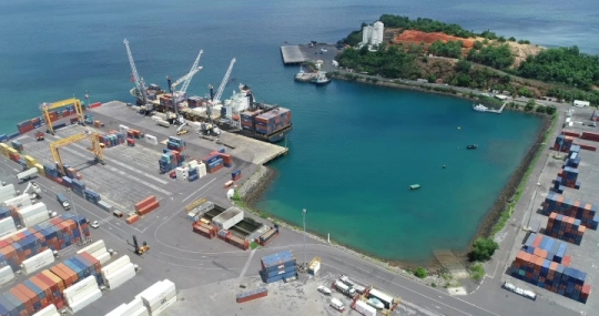 Port de Longoni - Déchargement Cargo