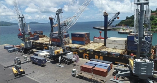 Port de Longoni - Déchargement Cargo