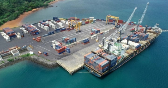 Port de Longoni - Déchargement de Cargo