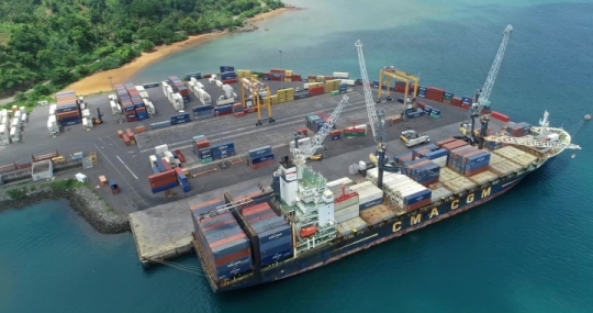 Port de Longoni - Déchargement de Cargo