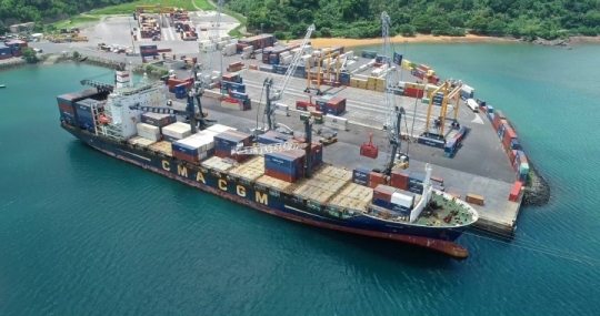 Port de Longoni - Déchargement de Cargo