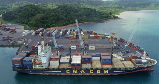 Port de Longoni - Déchargement de Cargo