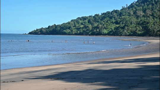 Scolaires à Tahiti plage