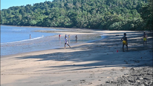 Scolaires à Tahiti plage
