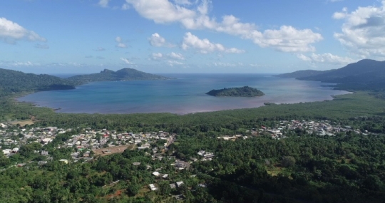 Vue aérienne de la baie de Boueni