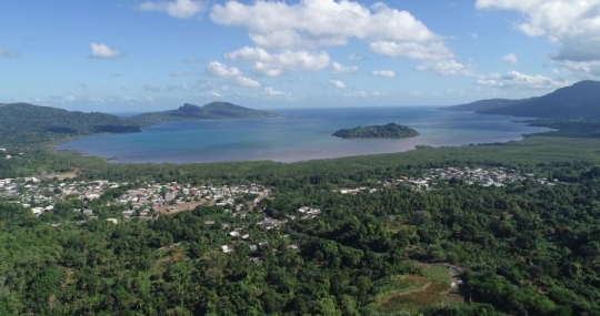 Vue aérienne de la baie de Boueni