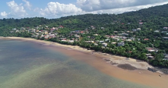 Vue aérienne du littoral du village de Boueni