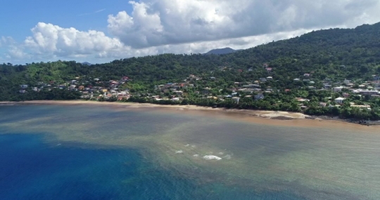 Vue aérienne du littoral du village de Boueni