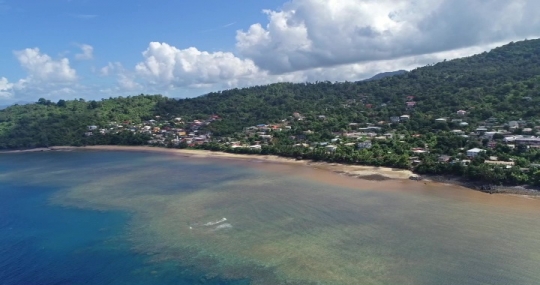 Vue aérienne du littoral du village de Boueni