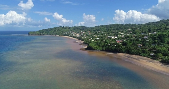 Vue aérienne du littoral du village de Boueni