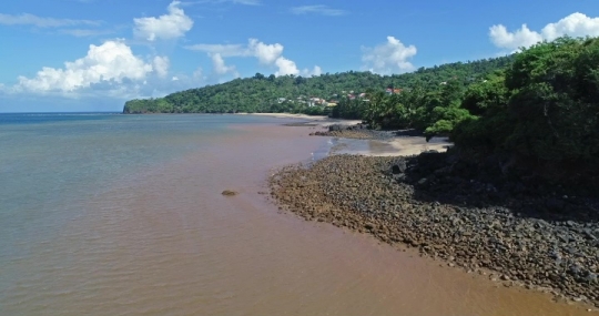 Vue aérienne du littoral du village de Boueni