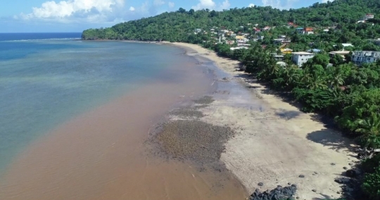 Vue aérienne du littoral du village de Boueni