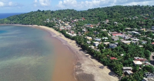 Vue aérienne du littoral du village de Boueni