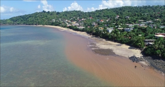 Vue aérienne du littoral du village de Boueni