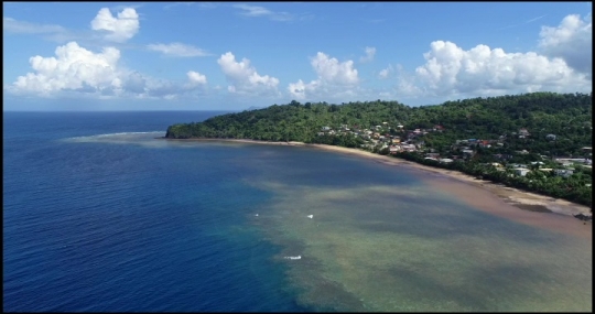 Vue aérienne du littoral du village de Boueni