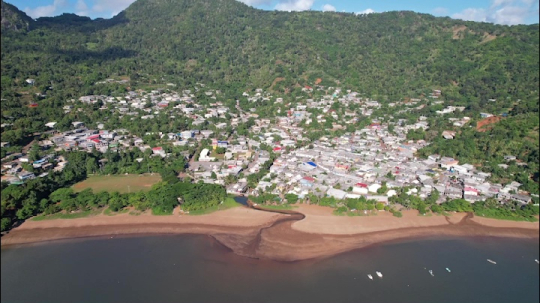 Vue aérienne du village d'Acoua