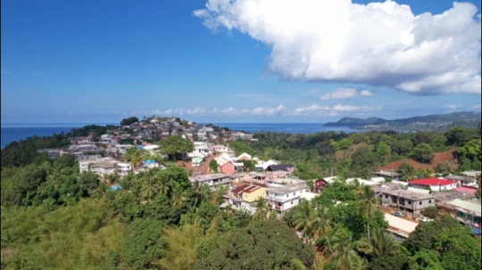 Vue aérienne du village de Tsingoni