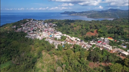 Vue aérienne du village de Tsingoni