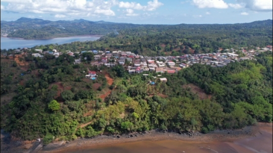 Vue aérienne du village de Tsingoni