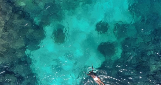 Vue de drone du récif Lepoe avec nageur