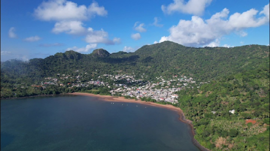 Vue de drone du village de Acoua