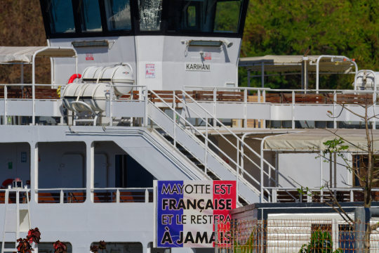 Arrivée de la barge et panneau Mayotte Française