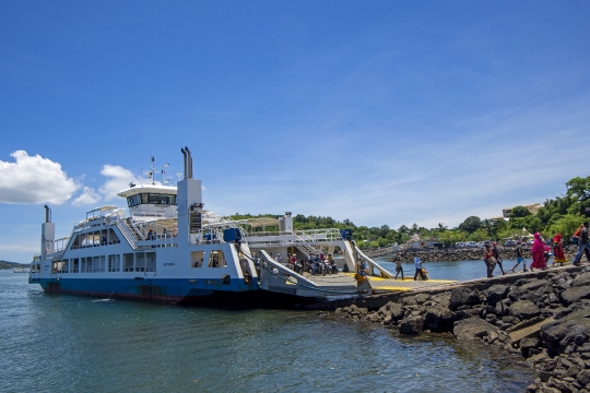 Arrivée de la barge Mamoudzou
