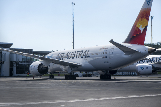 Avion Air Austral sur le parking du tarmak