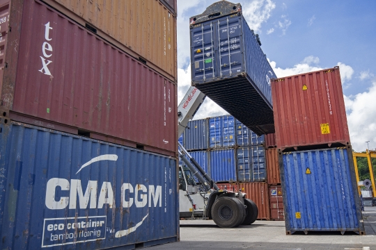 Conteneurs au port de Longoni - Lève conteneurs