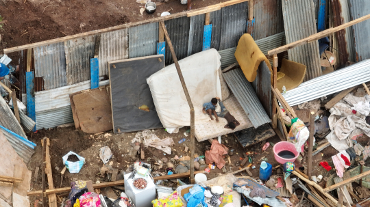 Cyclone - Chido - Enfants dans les décombres du bidonville de Kaweni - Vu de drone
