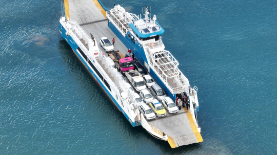 Cyclone - Chido - Transport des secours par la barge - Vu de drone