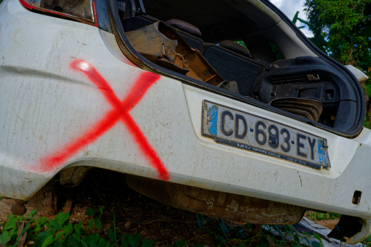 Epave voiture abandonnée en bord de route