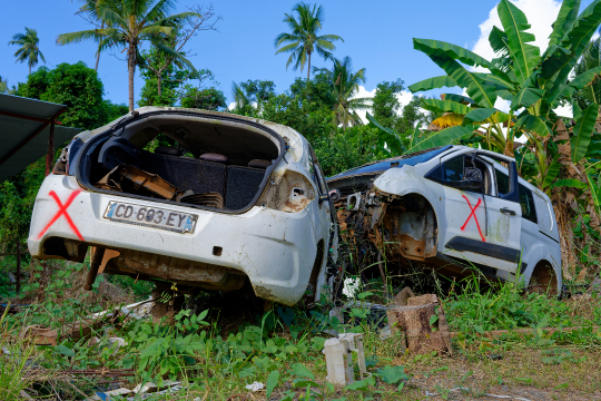 Epaves voiture abandonnée en bord de route