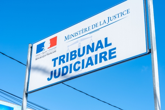 GLB 438-tribunal-panneau