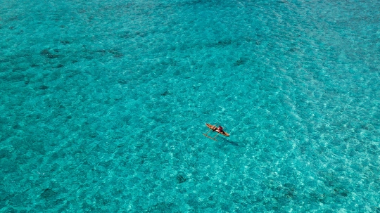 GLB 449 Pêcheur dans eau turquoise