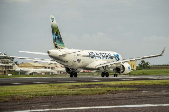 GLB643-Air Austral A220 décollage-5