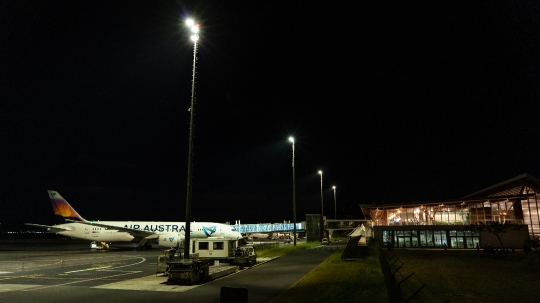 GLBO218 Dreamliner sur le tarmac de nuit