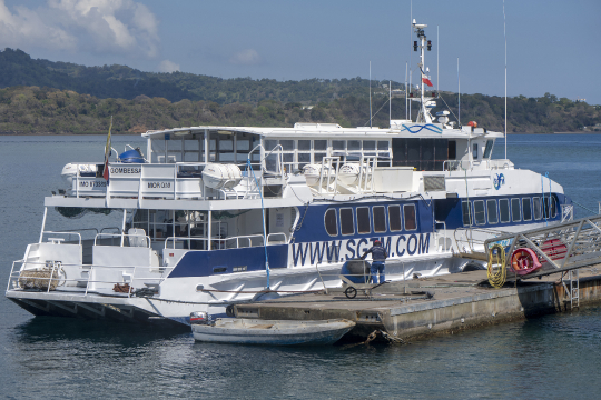 Le bateau Gombessa à quai