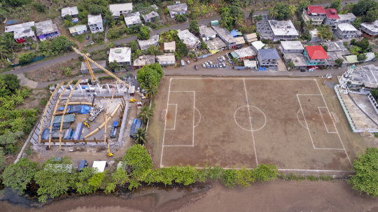 Terrain de foot et construction du gymnase de Chembenyoumba.