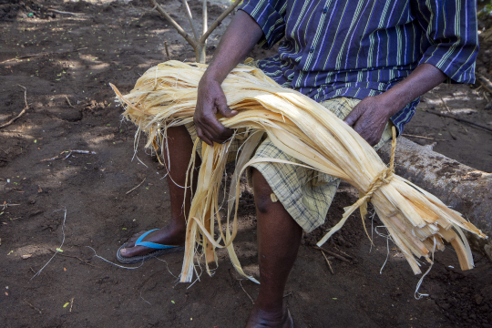 Tressage traditionnel de cordages avec des fibres de baobab