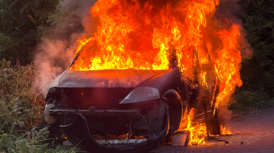 Voiture en feu-3